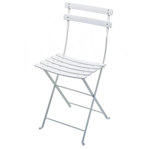 Louez une chaise blanche, pas chère en Provence