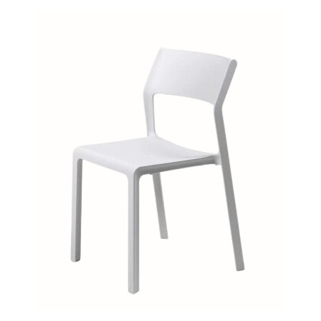 Chaise blanche en location pour vos mariage et évènements d entreprise
