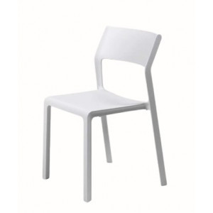 Chaise blanche en location pour vos mariage et évènements d entreprise