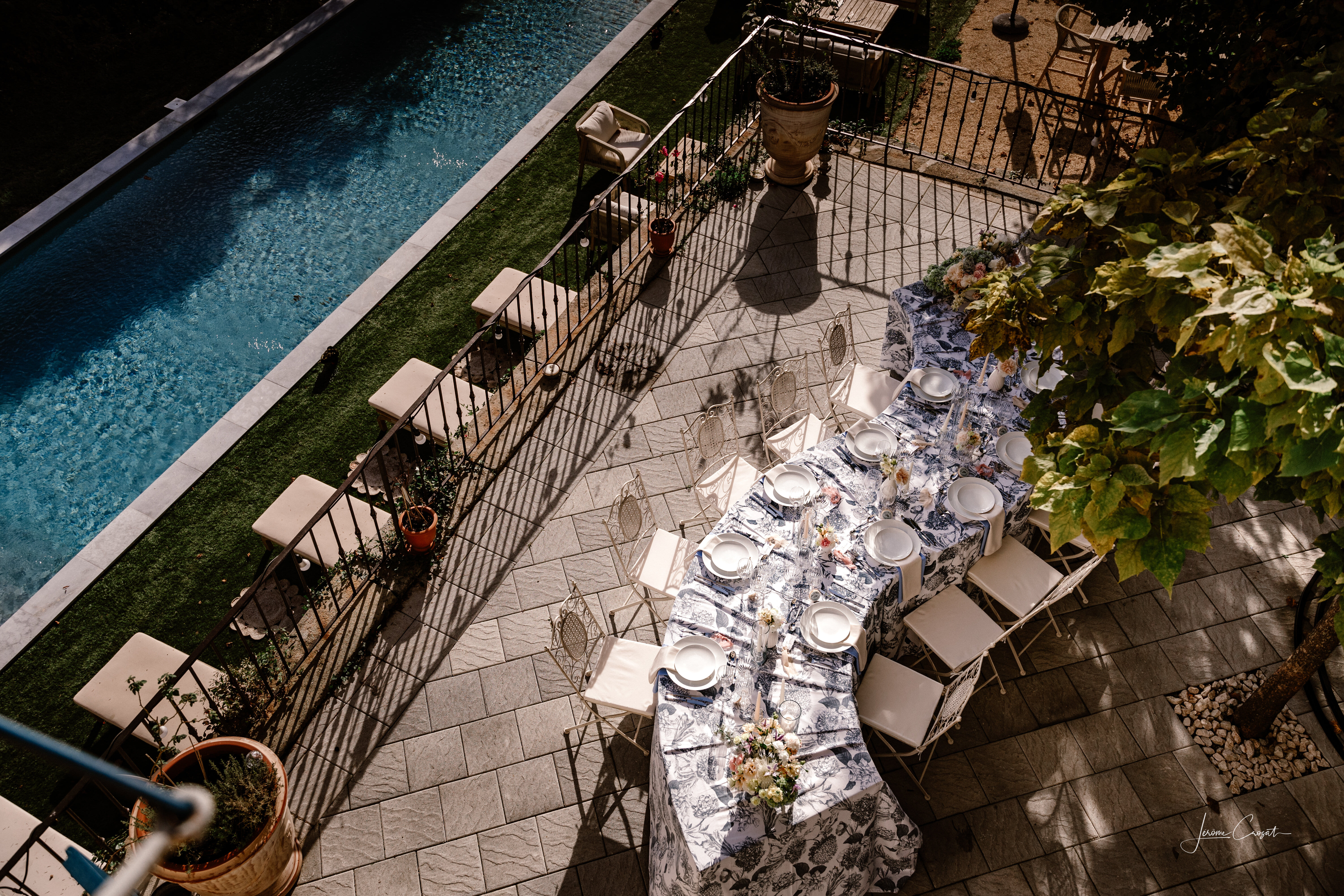 table chaise et vaisselle en location a Vals les Bains