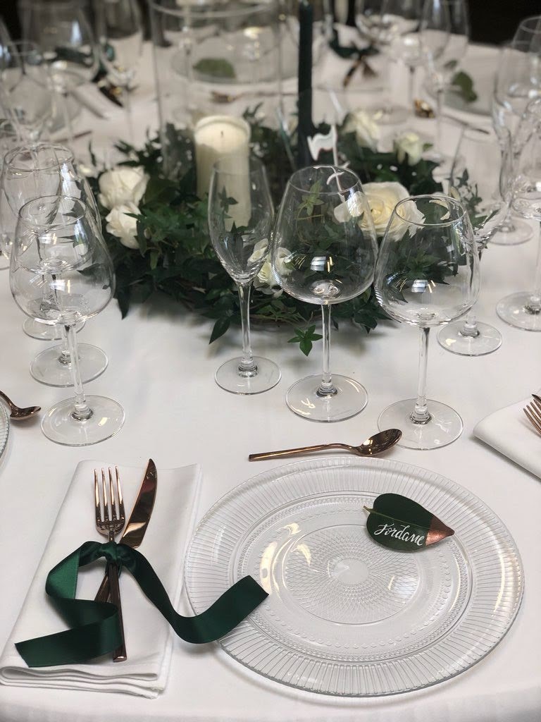 Une décoration de table légère entre végétaux et transparence.