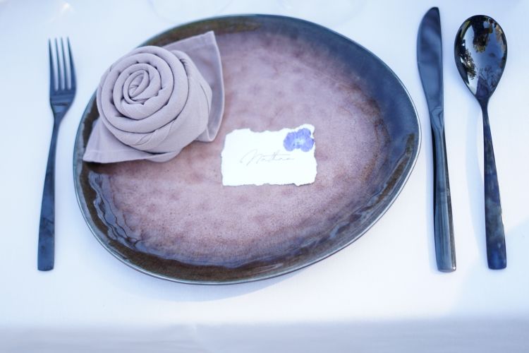 Location de couverts noir et assiette brune en Provence