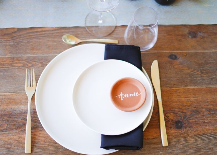 Assiettes et couverts en location à Aix-en-Provence