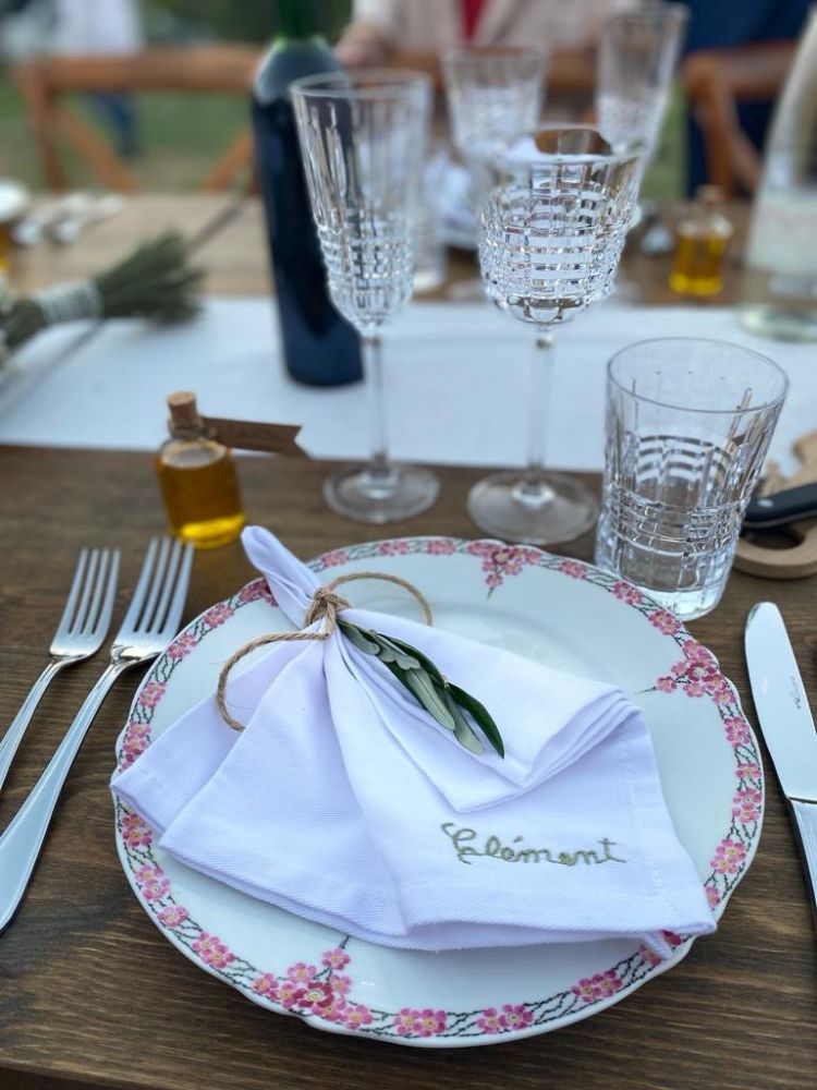 Louez des assiettes vintage pour votre mariage à Grignan