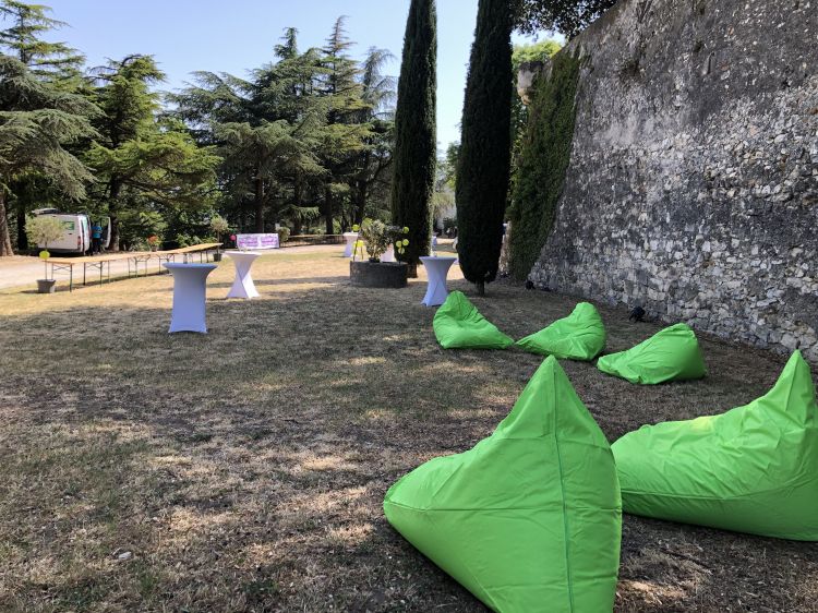 Location de mange debout pour événement public à Montélimar