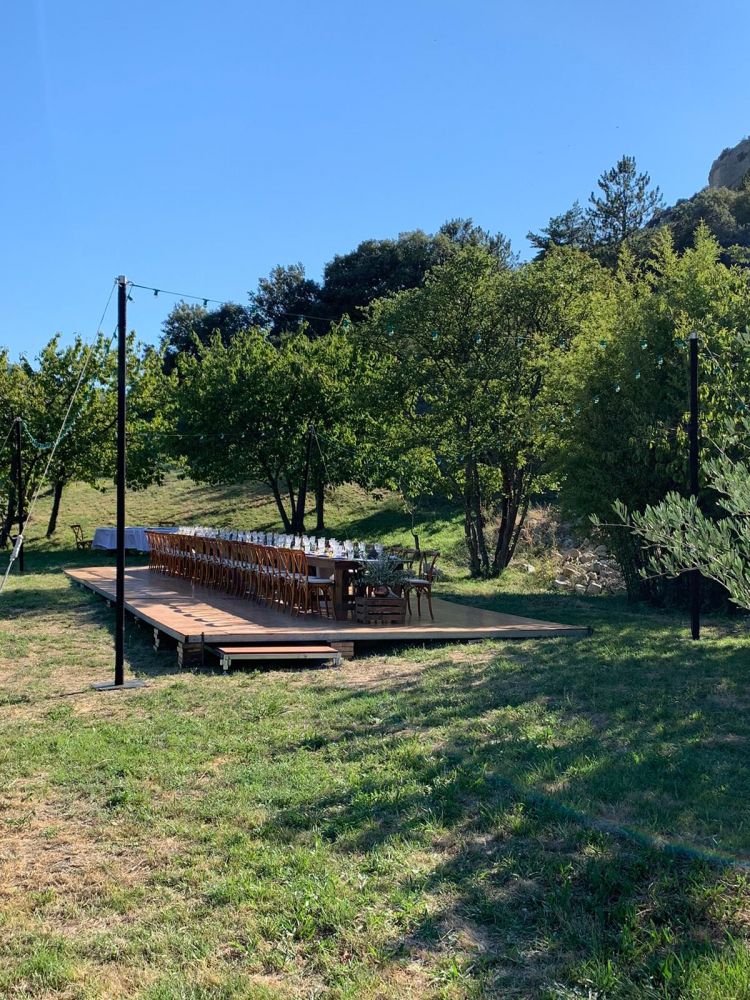 Plancher pour repas en extérieur en Provence