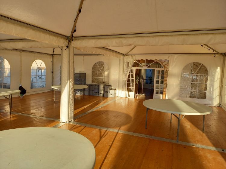 Mise en place chapiteau et mobilier pour événement