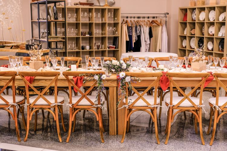Table et chaise en bois en location