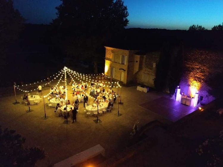 Location de tables et chaises pour vos mariages à Grignan