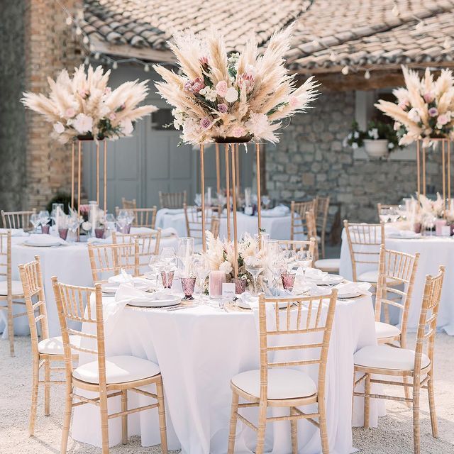 Jolie table ronde de mariage à Grignan en location