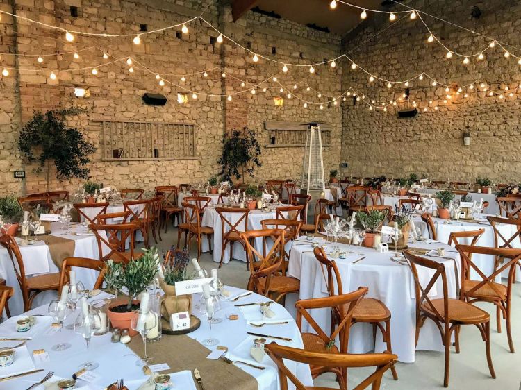 Salle de mariage avec tables ronde à Grignan