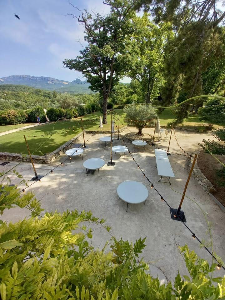 Installation de guirlande guinguette pour mariage