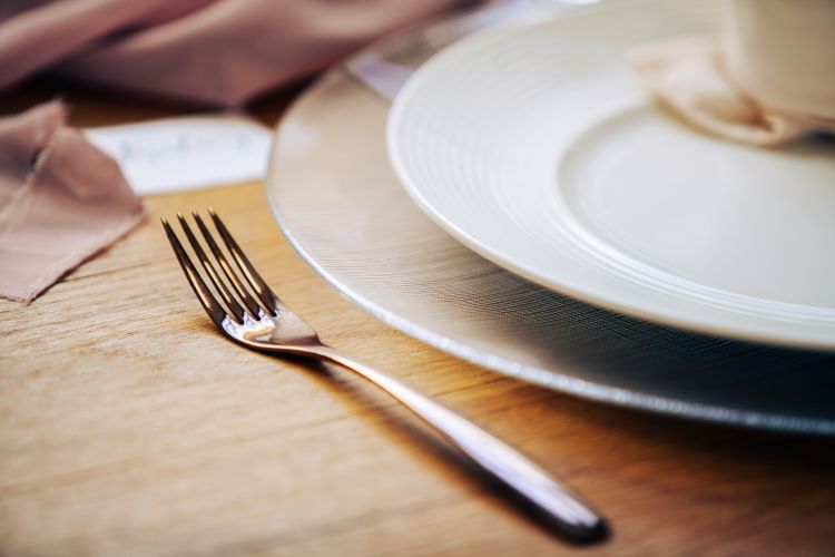 Louez des assiettes de présentation pour votre mariage en Provence