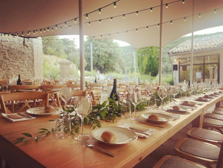 Location de table en bois dans le Gard