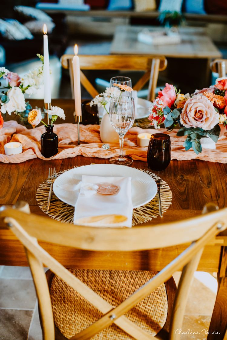 Couverts dorés en location sur une table de mariage en Ardèche