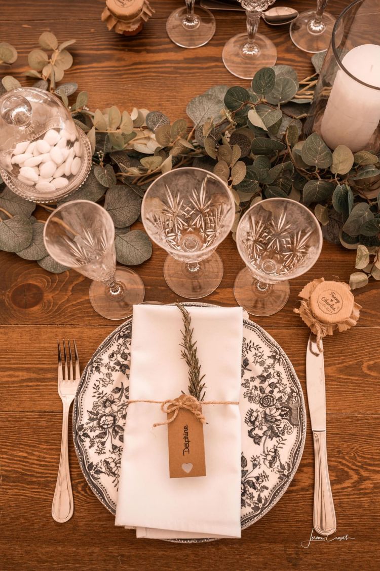 Jolie assiette avec fleurs bleues en Location sur Avignon