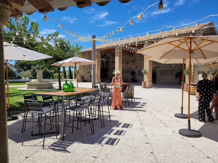 Location de mange debout bois en Provence
