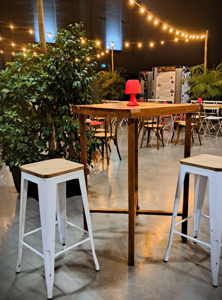 Location mange debout bois en Provence