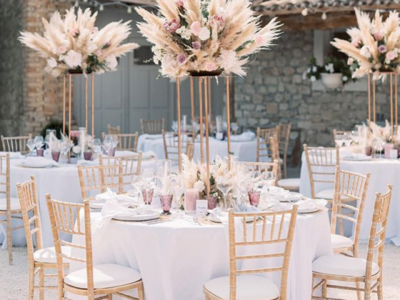 Vaisselle et mobilier pour une décoration de mariage bohème