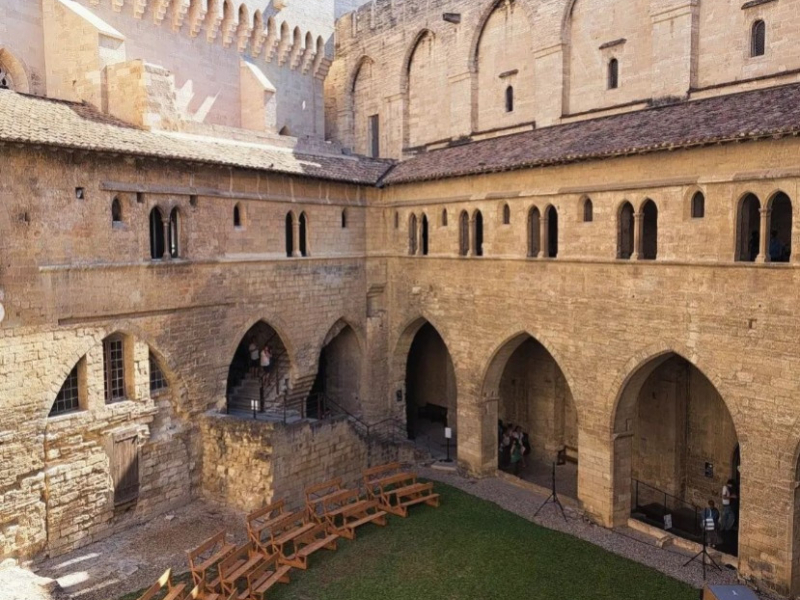 Location de Vaisselle et Mobilier au Palais des Papes à Avignon
