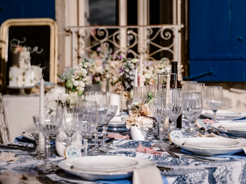 Location de matériel en Ardèche, de la chaise à la vaisselle, tendance bleu